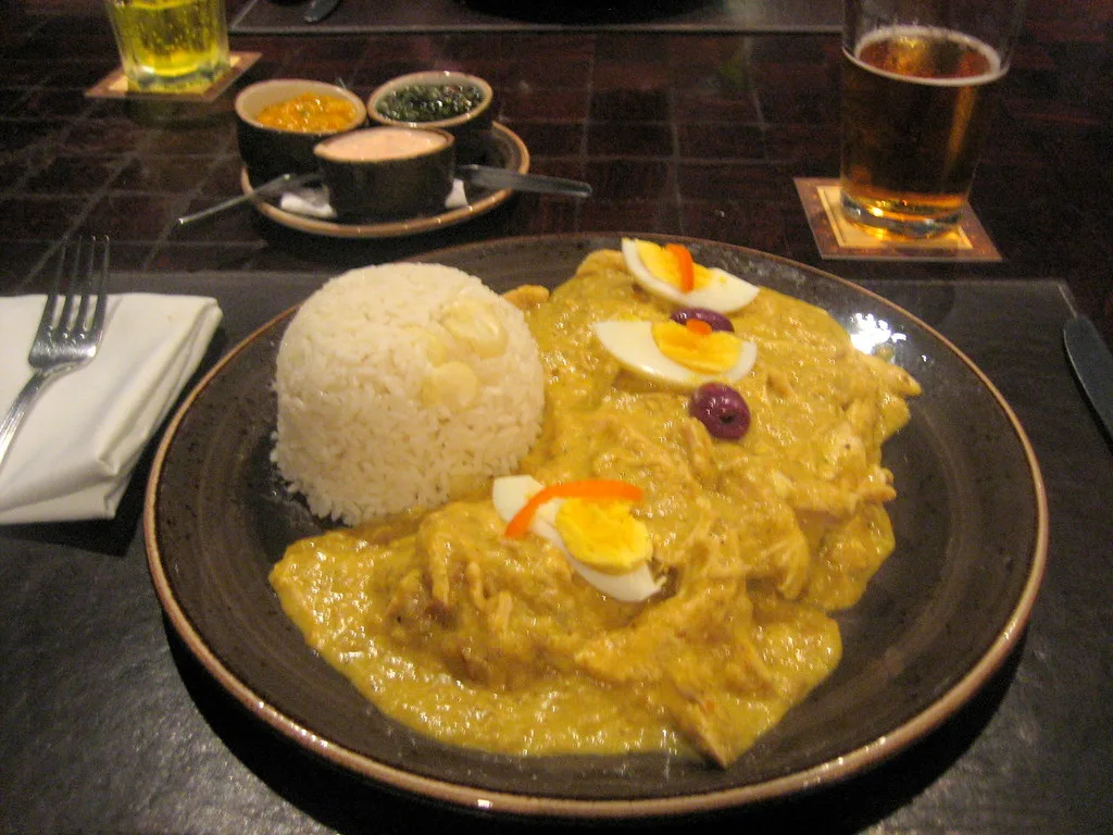 Ají de gallina con huevo y aceituna