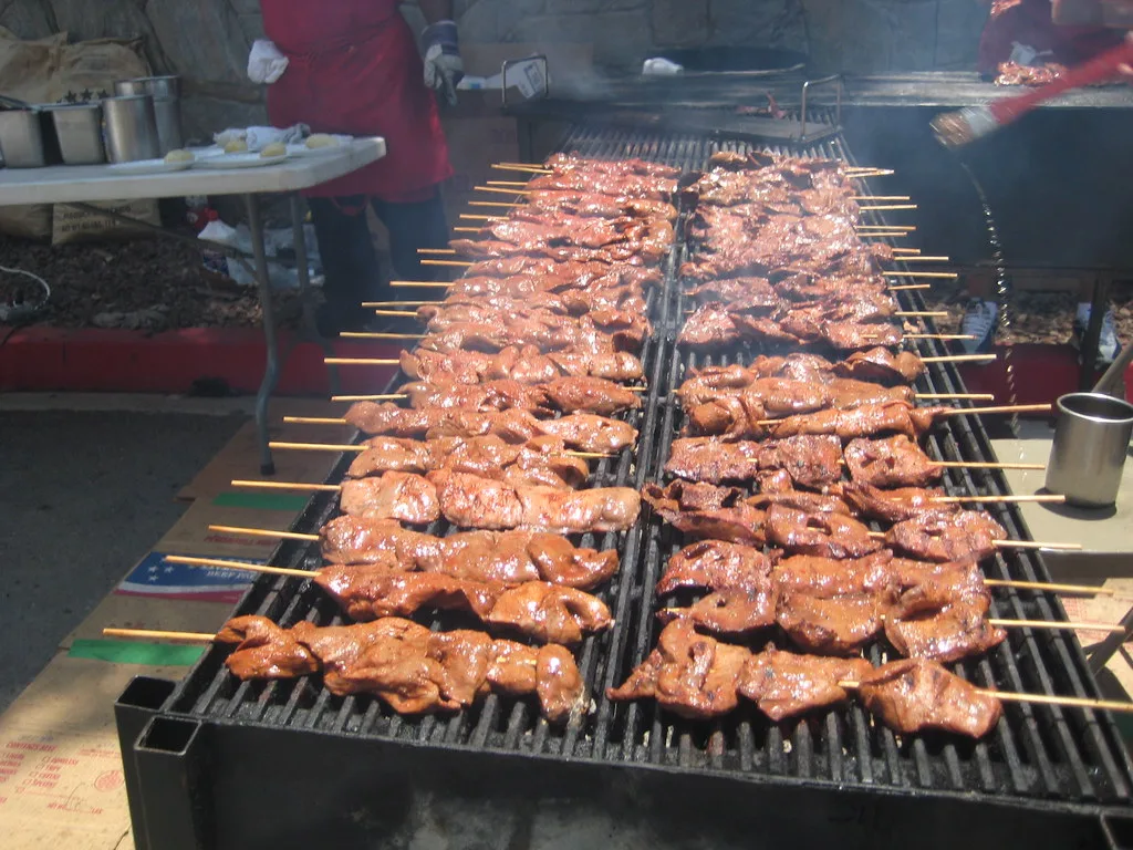 Anticuchos de corazón a la parrilla