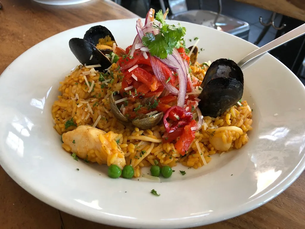 Arroz con mariscos en sartén de hierro