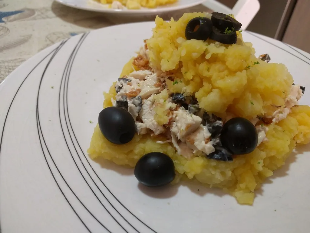 Causa limeña con palta y huevo de codorniz