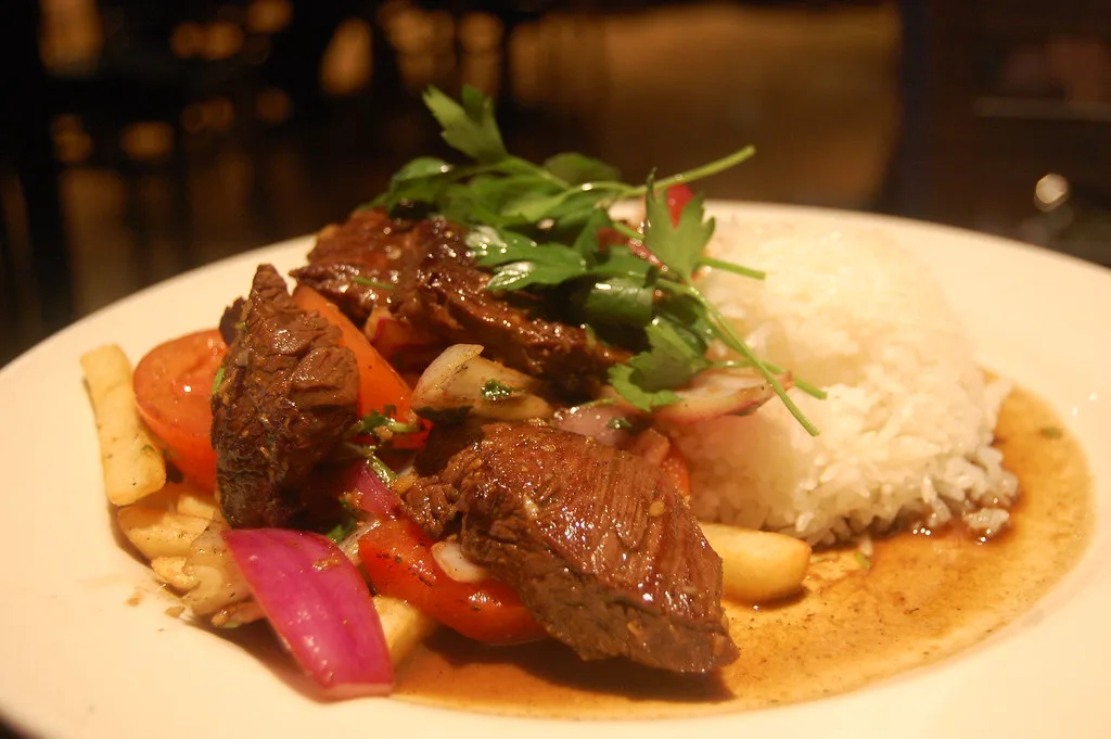 Lomo saltado con papas fritas y arroz