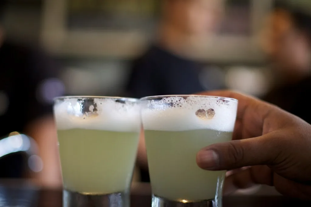 Pisco sour con espuma y amargo de angostura